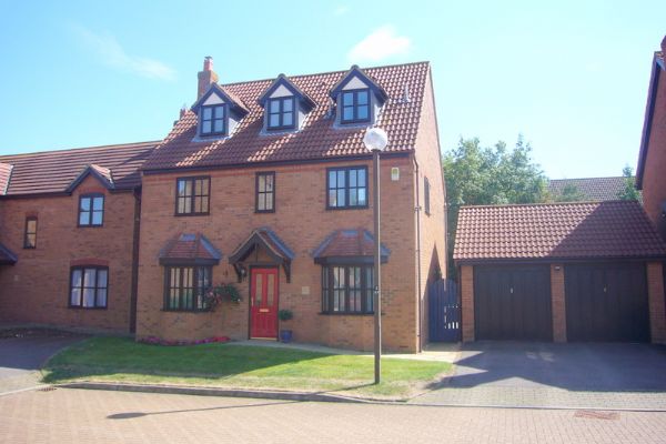 Shenley Brook End - A stunning detached town house boasting five well proportioned bedrooms in a�cul de sac in�a highly sought after residential area. The property is maintained to a very high standard throughout and comprises cloakroom, lounge, dining room, study, fitted kitchen/breakfast room, utility room, family bathroom, en-suite to master bedroom &�further shower room on second floor. The rear�garden has been landscaped�to provide a high degree of privacy with lawned area and�an�array of mature trees and bushes. There is a patio area and raised decking all enclosed by fencing as well as�external lighting and a tap. The detached double garage has light and power and double driveway in front.���� - Photo 1